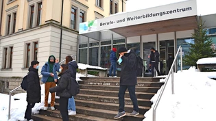 Egal, wen man fragt: Die Schüler des Berufs- und Weiterbildungszentrums Rapperswil-Jona können nicht verstehen, dass sie wieder vor Ort Unterricht haben. Die Rufe nach Fernunterricht kommen mittlerweile von verschiedensten Seiten.Bild Fabio Wyss