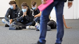 Lange Gesichter: Schüler, die sich für Schnupperlehren bewerben, erhalten reihenweise Absagen. Bild Keystone