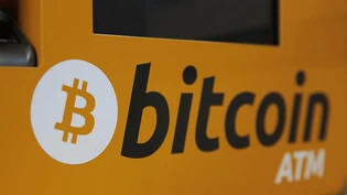 Die Kryptowährung Bitcoin bringt inzwischen mehr als eine Billion Dollar auf die Waage. (Themenbild)