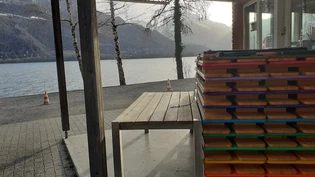 Bänke und Tische bleiben gestapelt: Am Wochenende war der Ansturm rund ums «Lago Mio» am Walensee wieder gross, auf der schönen Terrasse darf derzeit allerdings niemand sitzen.   