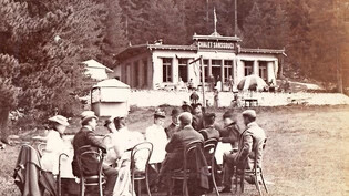 Tea Party 1894: Im privaten Fotoalbum von Queen Mary (am Tisch, Mitte) findet sich dieses Bild von einem Ausflug nach Pontresina zum heute noch unveränderten «Chalet Sanssouci».