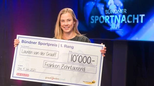 Langläuferin Laurien van der Graaff kann sich «Sportlerin des Jahres 2021» nennen und den verdienten Check entgegennehmen.