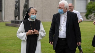 Ehrengast: Bischof Markus Büchel, hier im Gespräch mit Äbtissin Monika Thumm. 