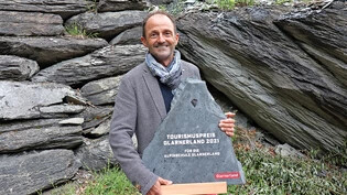 Schieferstein für den Bergsteiger: Richi Bolts Alpinschule Glarnerland ist mit dem ersten Glarner Tourismuspreis ausgezeichnet worden.