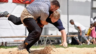 Kraftvoll: Sandro Schlegel (links) bezwingt im fünften Gang Martin Schuler.