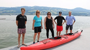 Ab ins Wasser: Fabio Wyss, Silvia Riget, Sarah Rosenast und Pascal Büsser freuen sich auf die Kanufahrt, beobachtet von Urs Zweifel, Redaktionsleiter der «Linth-Zeitung» (von links)