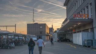 Abends länger offen: Beim Bahnhof Rapperswil dürfen Coop und der gegenüberliegende Migros unterschiedlich lange offen haben.