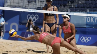 Anouk Vergé-Dépré (im Hechtsprung) und Joana Heidrich gegen die Amerikanerinnen fast nur in der Defensive