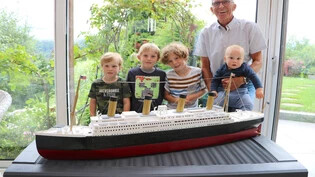 Liebe zum Detail: Louis Freuler baute die Titanic für Enkel Colin (3. von links), aber auch den anderen drei Enkeln gefällt der Ozeanriese.