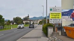 Neue Verkehrsinsel am Dorfeingang: Sie soll in Kaltbrunn die Verkehrssicherheit erhöhen.