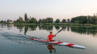 Training noch vor dem Schulbeginn: Donat Donhauser gleitet in den Morgenstunden über den See.  