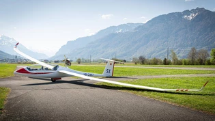Da war der Propeller noch dran: Am Segelflugzeug mit der Immatrikulation HB-2467 auf dem Flugplatz Schänis ist der ausgeklappte Hilfsmotor gut zu sehen.