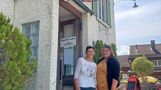 Sie wollen auch ein Zeichen setzen: Astrid (links) und Nicole Stieger vom «Freieck» in Ennenda bewirten die Gäste nur noch im Aussenbereich ihres Restaurants.