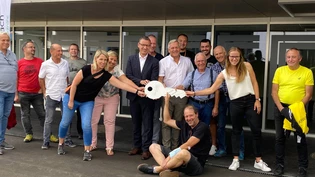 Ab Montag können sie in der neuen Dreifachturnhalle trainieren: Vertreter der Eschenbacher Sportvereine bekommen von Gemeindepräsident Cornel Aerne (Mitte) den Schlüssel zur neuen Sportanlage.