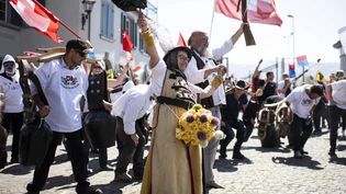 Comeback der Coronademonstrierenden: Wie hier im Frühling dürften wohl auch am 16. Oktober in Rapperswil-Jona Freiheitstrychler aufmarschieren. 