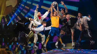 Denis Cervenka (vorne) ist der achtjährige Sohn von Lakers-Topscorer Roman Cervenka. Am Sonntagabend machte er bei einer SRF-Show auf sich aufmerksam.