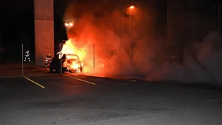 Gingen in Flammen auf: Zwei private Fahrzeuge von Kriminaltechniker.