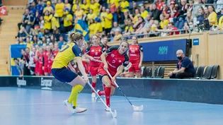 Julia Suter (am Ball) findet keine Wege zum schwedischen Tor
