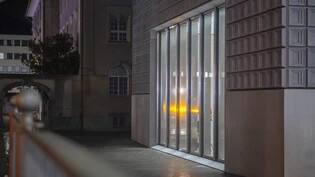 Anlässlich dem Internationalen Tag gegen Gewalt an Frauen, am 25. November, leuchteten diverse Gebäude in Chur Orange - die Farbe, die eine gewaltfreie Zukunft und gegenseitige Verbindung symbolisiert. Im Bild ist das Kunsthaus Foyer in Chur.