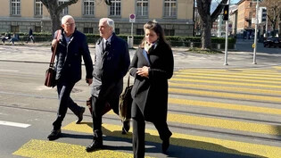 Nach der Pause: Am Dienstagvormittag kehren Pierin Vincenz, sein Anwalt Lorenz Erni und eine Mitarbeiterin der Kanzlei Erni, zurück ins Zürcher Volkshaus.