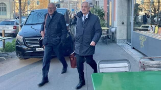 Vor mehr als einem Jahr: Pierin Vincenz (links) und sein Anwalt Lorenz Erni treffen zum Prozess beim Zürcher Volkshaus ein.
