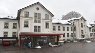 Politisch umstritten: Die Uzner Ortsparteien sind sich uneins, wie das ehemalige Pflegezentrum Linthgebiet genutzt werden soll. 