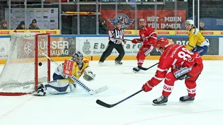 Magnetischer Anziehungspunkt: Dieser Schuss von Yannick Brüschweiler geht wohin – natürlich an den Pfosten. 