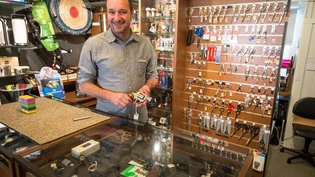 Es kommen eindeutig mehr Leute in den Laden: Bei Viktor Elsener erkundigen sich viele nach Waffen.