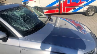 Sachschaden am Auto: Durch den Aufprall des Jugendlichen auf die Frontscheibe wurde das Auto des Fahrers beschädigt. 