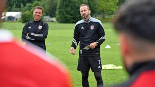 Die Weesner 1.-Liga-Premiere rückt näher: Trainer Mario Langer (rechts) und Assistenzcoach Manfred Auf der Maur stimmen ihre Spieler auf den bevorstehenden Saisonstart ein. 