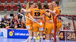 Siegesjubel: Die Spielerinnen von Piranha Chur freuen sich über den Halbfinalsieg.