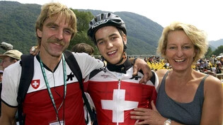 Der Anfang einer grossen Karriere: Ernst und Franceska Schurter freuen sich über den zweiten Rang ihres Sohnes Nino an den Mountainbike-Cross-Country-Weltmeisterschaften der Junioren in Lugano-Rivera. 