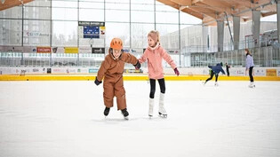 Zusammen machts mehr Spass: An diesem Wochenende beginnt im Buchholz die neue Eislaufsaison.