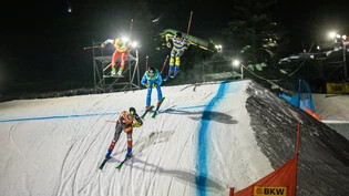 Am Montag in Einsatz: Die Athletinnen und Athleten werden die Sprintstrecke in Arosa bei Nacht unter die Ski nehmen.