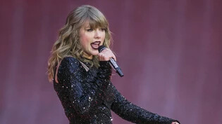 US-Popstar Taylor Swift macht offenbar Ernst mit ihren Plänen im Filmgeschäft. Die 32-Jährige plane ein Werk in Spielfilmlänge, kündigte am Freitag das Produktionsstudio Searchlight Pictures an. (Archivbild)