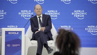 Zum zweiten Mal am WEF in Davos: Olaf Scholz beantwortet nach seiner Rede im Kongresszentrum Fragen aus dem Publikum – unter anderem zu einer Ausweitung der deutschen Waffenlieferungen.
