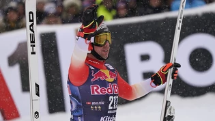 Beat Feuz verabschiedet sich nach seiner letzten Fahrt vom Publikum in Kitzbühel