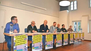 Geeinte Ortsparteien für ein Stadtparlament (von links): Ivo Reichenbach (Die Mitte), Raphael Weber (SVP), Christian Meier (FDP), Thierry Gasser (Jungfreisinnige), Ralph Dudler (SP), Silas Trachsel (GLP) und Klaus Baumann (Grüne). 