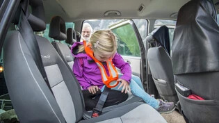 Abschnallen und los geht es: Kinder können weiterhin von ihren Eltern mit dem Auto zur Schule gefahren werden. 