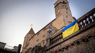 Vor einem Jahr: Nach dem Kriegsbeginn wird das Schloss Rapperswil mit den ukrainischen Landesfarben beflaggt.