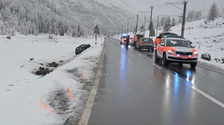 Unfall fordert Verletzte: Nachdem sich ein Auto bei Pontresina mehrfach überschlagen hatte, mussten beide Fahrzeuginsassen ins Spital nach Samedan gebracht werden.