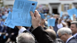 Ein Meer aus blauen Stimmrechtsausweisen: Über zwölf Traktanden hat die Landsgemeinde 2023 entschieden.