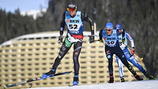 Zügig unterwegs: Drei Langläufer kämpfen beim Weltcup 2023 in Davos um die Spitzenplätze. 