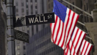 Die US-Börsen zogen am Dienstag nochmal an vor dem am Mittwoch erwarteten Zinsentscheid der Notenbank Fed. (Symbolbild aus Downtown Manhattan, New York City).
