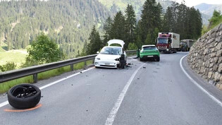 Frontalkollision: Ein 42-Jähriger kollidierte auf seiner Fahrt in Richtung Davos Wolfgang mit einem 28-jährigen Autofahrer. Beide wurden leicht verletzt.