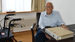Uhrmacher mit Leib und Seele: Der Churer Max Fiebiger hat vor kurzem seinen 100. Geburtstag gefeiert.