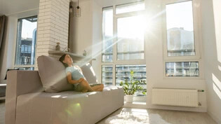 Geschlossene Fenster helfen im Sommer, die Wohnung kühl zu halten.