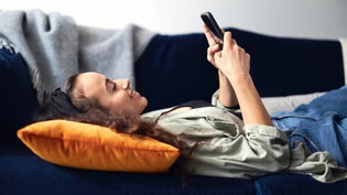 Das Smartphone nimmt viel Zeit in Anspruch: Im Durchschnitt verbringen Schweizer Jugendliche 3 Stunden und 15 Minuten pro Tag im Internet. Der richtige Umgang will gelernt sein.