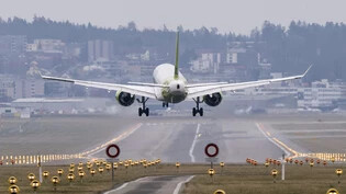 Das Chaos wegen Streiks und Personalmangel an vielen europäischen Flughafen im vergangenen Sommer hat sich spürbar auf die Pünktlichkeit ausgewirkt. Von Juli bis September starteten gut 37 Prozent der Flüge mit Verspätung. (Symbolbild)