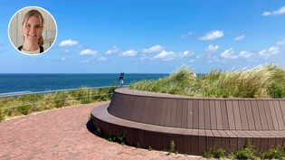 Der Blick aufs Meer macht philosophisch: Vom Bänklein auf dem Aussichtspunkt an der holländischen Küste aus hat man einen weiten Blick.